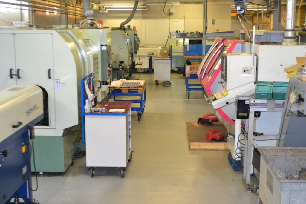 Drejeafdelingen med CNC-drejebænke hos TOP CNC i Odense