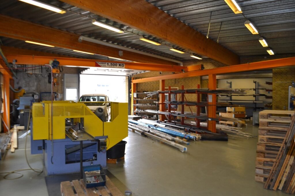 CNC-sav og materialelager med opdelt lagring