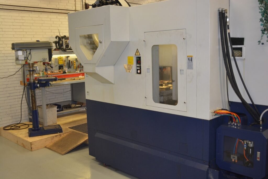 CNC-drejecenter i maskinhallen