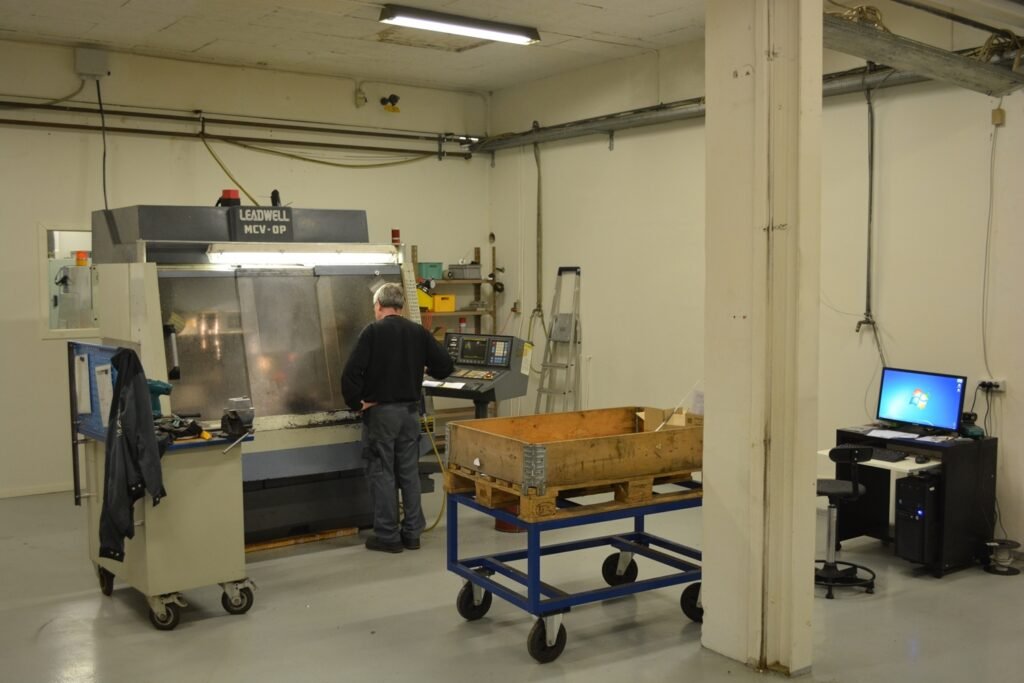 Maskinhallen hos TOP CNC i Odense N